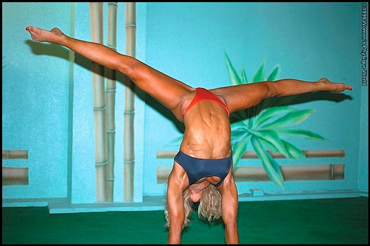 Милая русская гимнастка Джульетта любит надрачивать дырочку